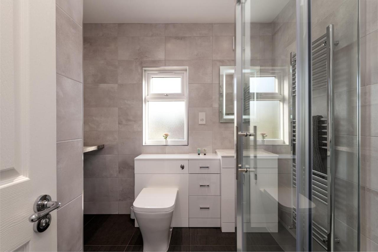 Cool, Calm & Contractor-Approved - Summer Stays Open - Apartment D Gillingham  Exterior foto